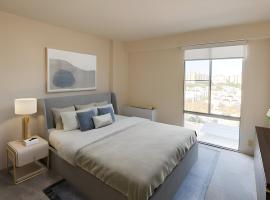 Gold Crest Mall & Residency Premium Apartments With Al-Fatah Store & Shopping Mall，位于拉合尔阿拉马·伊克巴勒国际机场 - LHE附近的酒店