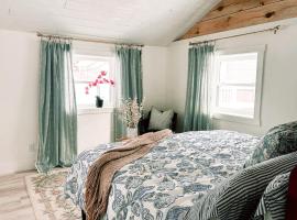 Lakefront Girls getaway Romantic Retreat low fees，位于Howe的酒店