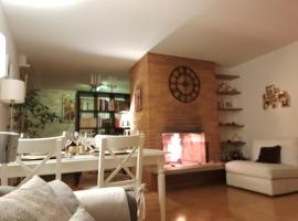 Charming & Bright Apartment with Chimney, Balcony & Workspace near Lake Zurich，位于施泰法的酒店