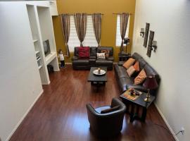 Quiet Gated Community Minutes from Falcon Fld，位于梅萨的酒店