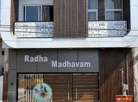 Radha Madhavam Luxurious Boutique Stay，位于马图拉的旅馆