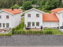 Les Homes - Modern & Cozy Stay Near Oslo Airport，位于南涅斯塔的带停车场的酒店