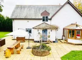 5-Bed Home - Sleeps 12 Pool Garden & Play Area