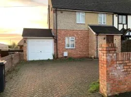 Private Rooms with Shared Bathroom Bus Stop 8 Mins Away