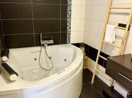 Casa con jacuzzi y piscina con vistas al castillo