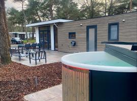 Natuurhuisje Hellendoorn met luxe Hottub，位于Haarle的带热水浴缸的酒店
