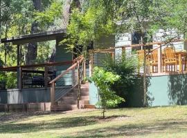 Greenwood Cottages，位于Tolmie的酒店