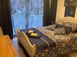 Chambre d h&ocirc;te &agrave; la plage de 15 m2 LE MANAPANY，位于卡米尔斯的带停车场的酒店