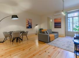 Spacious apartment with patio at historic center，位于波尔图的酒店