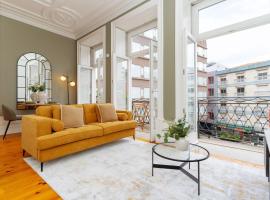 Loft with private balcony and a classic ceiling，位于波尔图的酒店