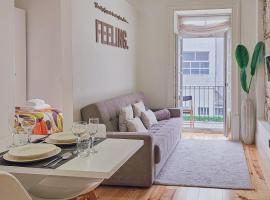 Loft w. private balcony and AC few steps to river，位于波尔图的酒店