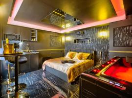 LA GOLDEN ROOM - Suite de Luxe avec Jacuzzi，位于马孔的酒店