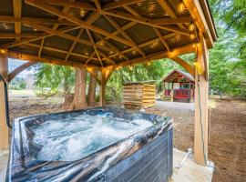 Trout Corner wooded tiny home，位于福克斯的酒店