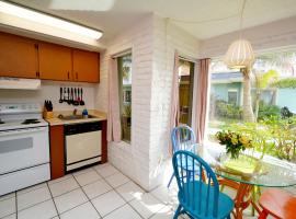 Unit 112 Courtyard Condo In Oceanfront Complex，位于可可比奇的酒店
