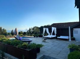 Kuća sa bazenom Sarajevo - Lavanda Estate，位于萨拉热窝的带泳池的酒店