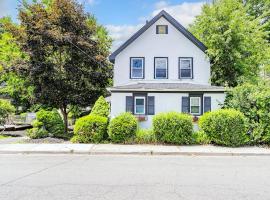 Two-Bedroom Home 25 min to NYC Free parking-UNIT-1，位于提内克的酒店