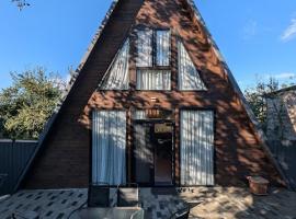 Cottage on the Edge of the Forest in Surami，位于Surami的酒店