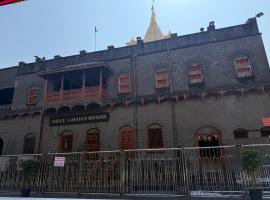 HOTEL GRKK - Near Shri Saibaba Samadhi Temple Shirdi，位于舍地的酒店