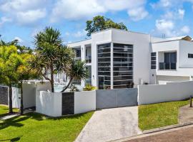 Luxurious 5 bedroom home 500m to Alexandra Headland beach，位于亚历山德拉岬角的酒店
