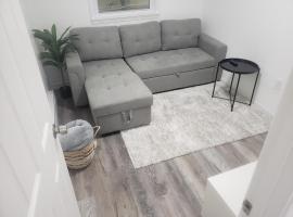 Basement Retreat BY THE AIRPORT，位于Darby的酒店