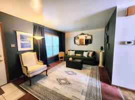 Retro 2 BR Home 6 mins to United Center with Parking，位于芝加哥的酒店