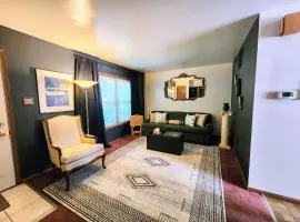 Retro 2 BR Home 6 mins to United Center with Parking