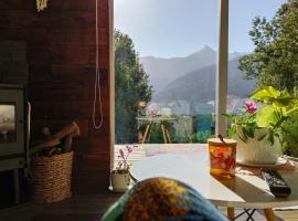 Acogedora cabaña en el bosque, acceso vehiculos 4x4，位于科查莫的酒店