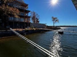 Hidden Valley Paradise Luxurious Lakefront Retreat，位于Eldon的酒店