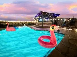 Half ACRE Lux Pool SPA with FIREPIT ARCADE Grill Sleeps 40