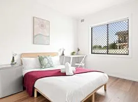 Double Room - Prime location - Convenient Spot in Auburn - Shared Bathroom