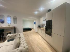 Night Dream-jacuzzi-romantic，位于讷韦尔的酒店