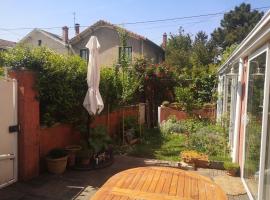 Maison Valence petit jardin，位于瓦朗斯的酒店