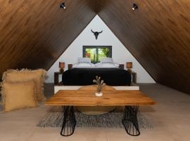 Luxury 2 BR Cabin with Jacuzzi Valle de Antón，位于Puerto Frío的酒店