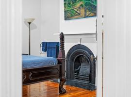Character 1880s Renovated Cottage - Quiet location，位于阿德莱德的酒店