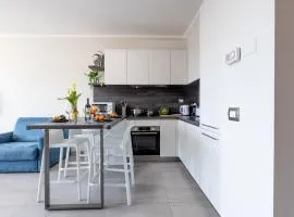 GuestHost -Seaside Studio with Swimming Pool and Parking