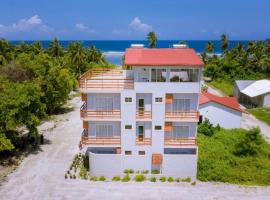 CORAL CROWN HOTEL & SPA , Meedhoo, Addu City, Maldives，位于Hikahera的酒店