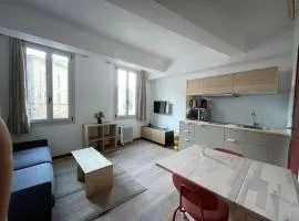 Studio climatisé plein centre ville 1er ETAGE