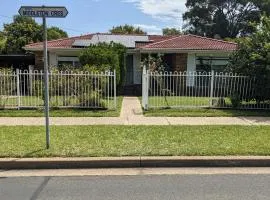 BIDWILL GARDENS ON MIDDLETON - 2 Rooms A Private Room with a King-Size Bed or Open Lounge Room Floor Mattress SHARED Bathroom FREE Kitchen Essentials FREE Laundry Facilities Fast NBN WIFI HDTV NETFLIX, YOUTUBE, KAYO Meal and Transport Service Available
