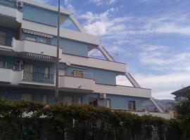 Appartamento con grande terrazza, 100 m dal mare，位于斯卡莱阿的酒店