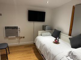 Self Contain Summer House Ensuite Room，位于贝克斯利黑思的酒店