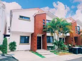 Casa con piscina privada para familias