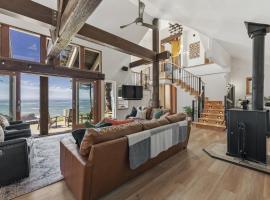 Pirate Cove Retreat (Main Home & Cottage)，位于戈尔德比奇的酒店