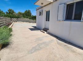 House Karmela，位于苏库拉伊的酒店