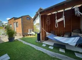 Tiny House mit Saunafass und Garten