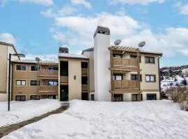 Fully Remodeled Condo Close to Lifts and Bus Stops