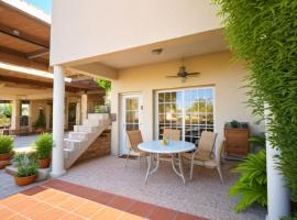 Three Bedroom with Fireplace and Piano，位于帕福斯的酒店