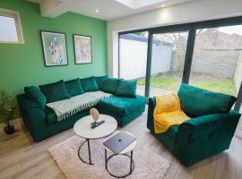 Spacious 5 Bed 3 Bath Gatwick House，位于克劳利的酒店