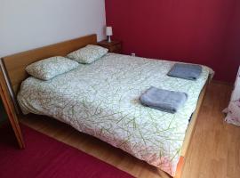 Vormsi Ohvitseride Maja korter nr 4，位于Hullo的酒店