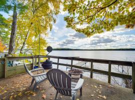 Hayward Cabin with Boat Slip and Fish House!，位于海沃德的酒店