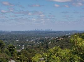 Escape to the Hills- Charming home with city views & walking distance to the 1000 steps，位于Upwey的酒店